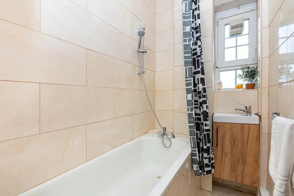 Tranquil 1BR in South Bank with onsite parking - Bed and Breakfast