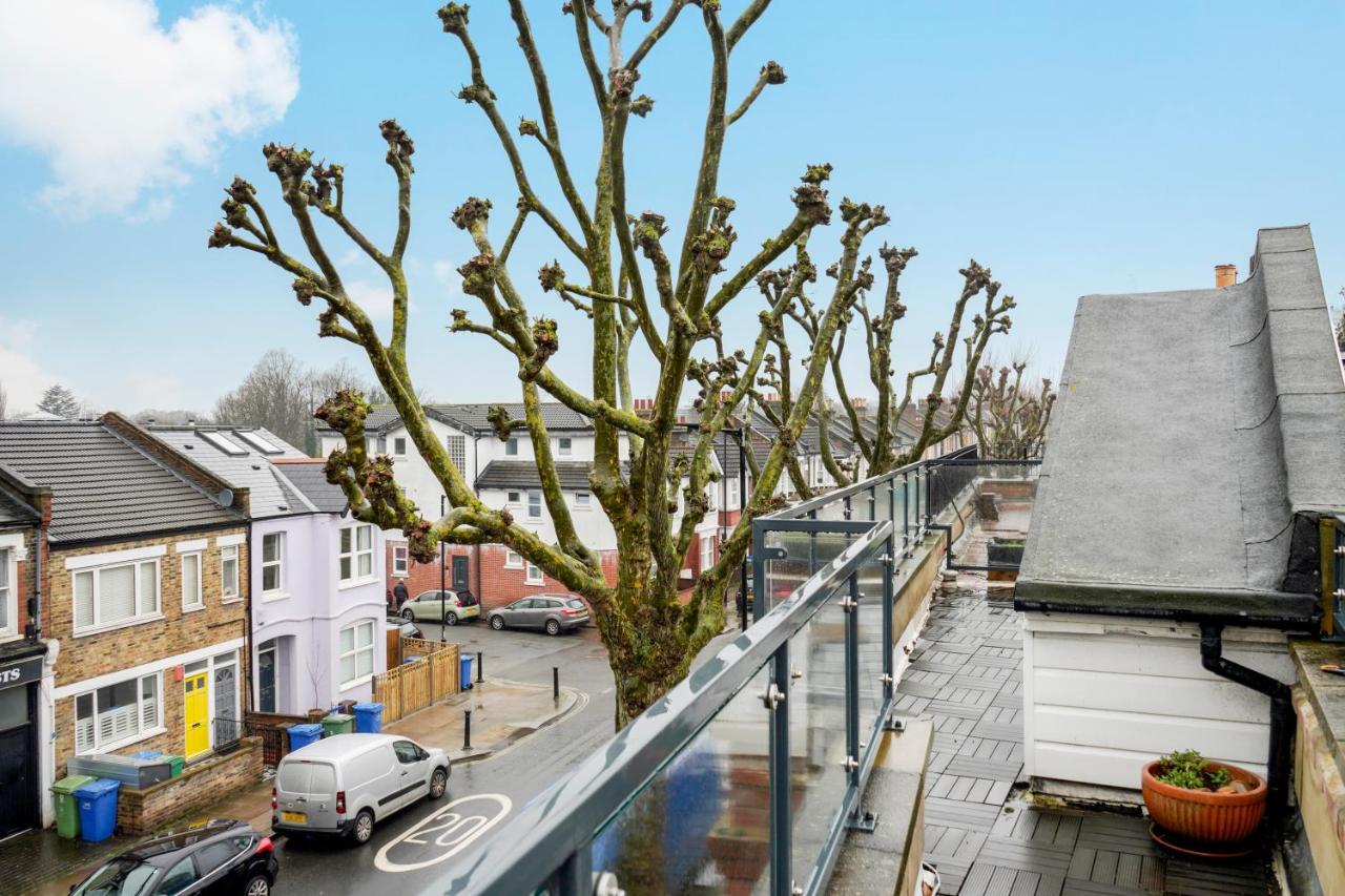 Charming 2 bed House - Roof Top Terrace & Parking - Bed and Breakfast