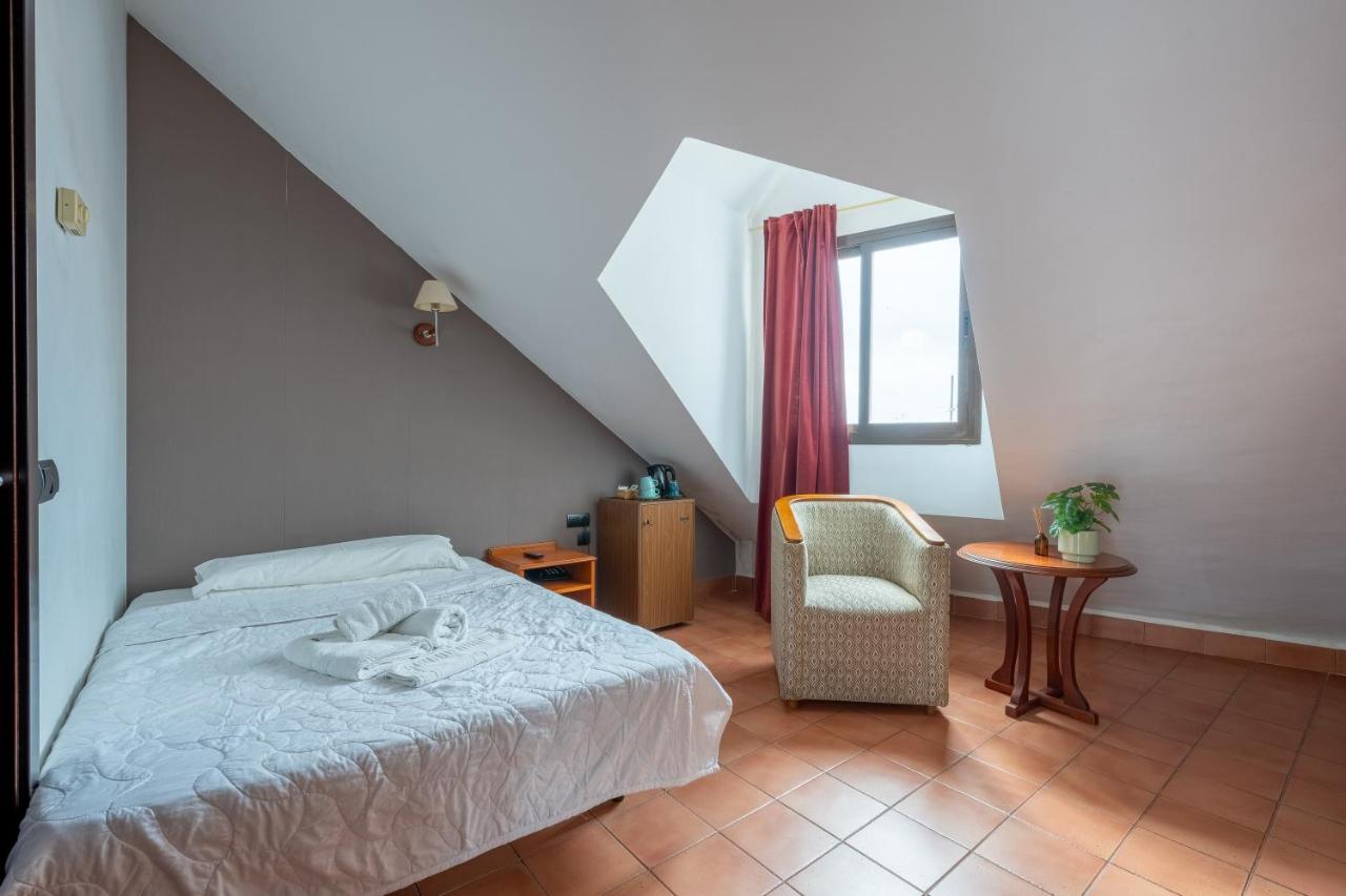 Single Room with Private Bathroom