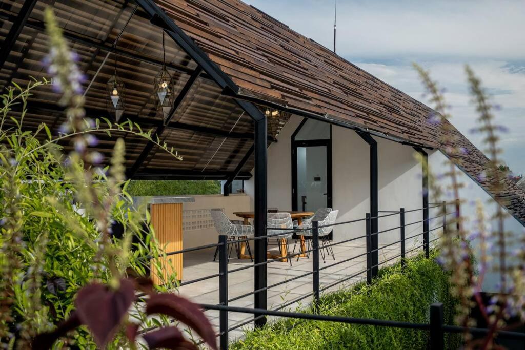 Villa Talisman - Luxury Rooftop Canggu Villa Only 5 mins to Beach - B&B Canggu