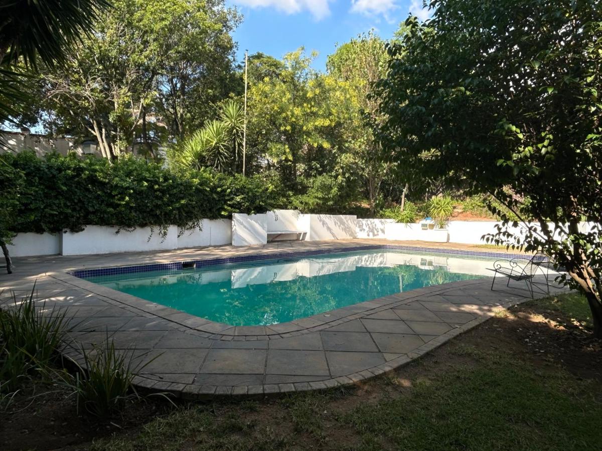 Elegant Guest House Sandton - Bed and Breakfast