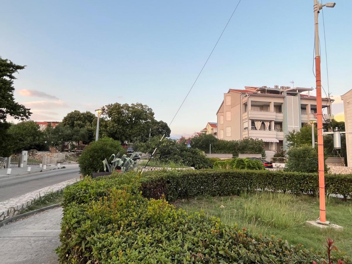 Corallis Beachfront Family Oasis - B&B Novalja