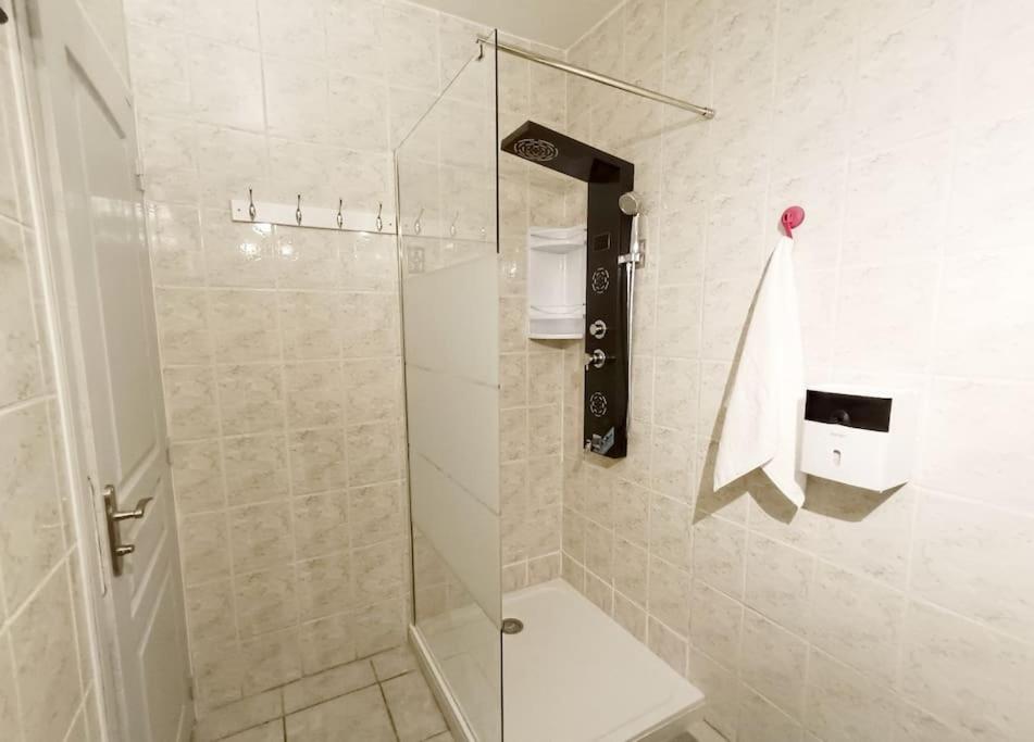 Jolie dépendance avec terrasse privée et jacuzzi - B&B