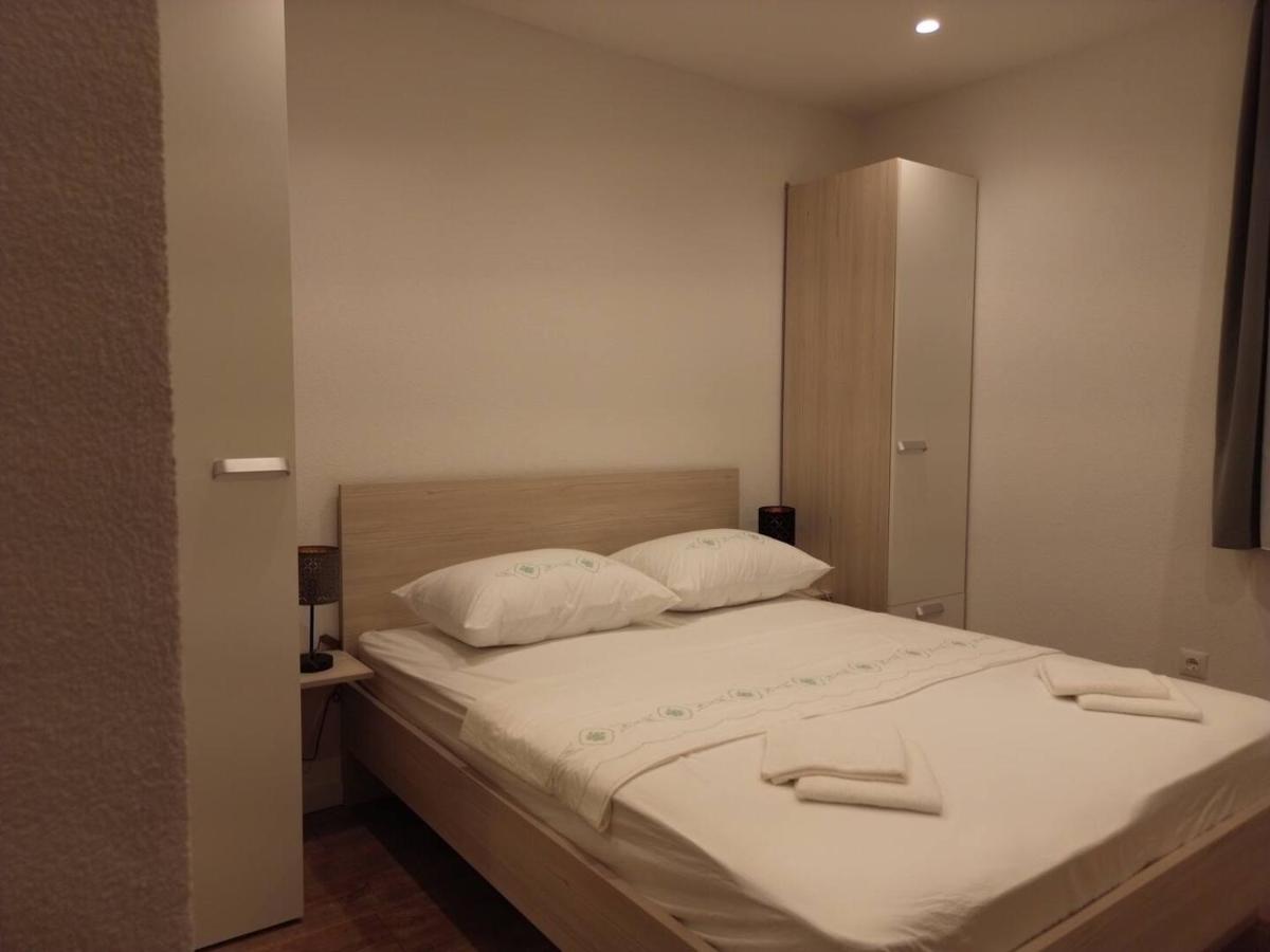 Novi apartmani Škrape u samom centru s parkingom - Bed and Breakfast Trogir