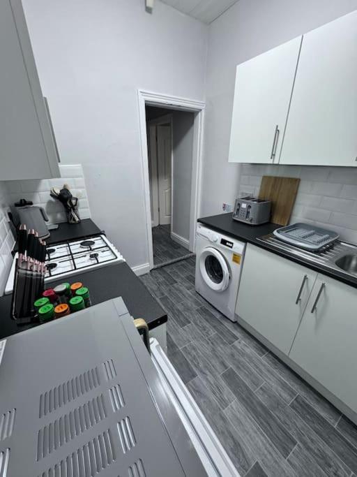 B&B Birkenhead - Salisbury - New 3br home, wifi, parking, sleeps 6, near Liverpool city centre - Bed and Breakfast Birkenhead