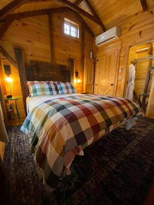Disarmingly Cozy 1BR Cabin - Ferienwohnung