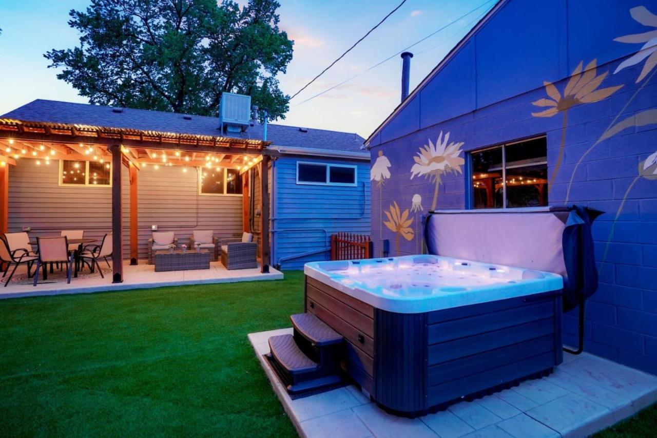 One of a Kind Home with HOT TUB Pool Table and Fire Pit 4 Miles to DT - B&B Denver