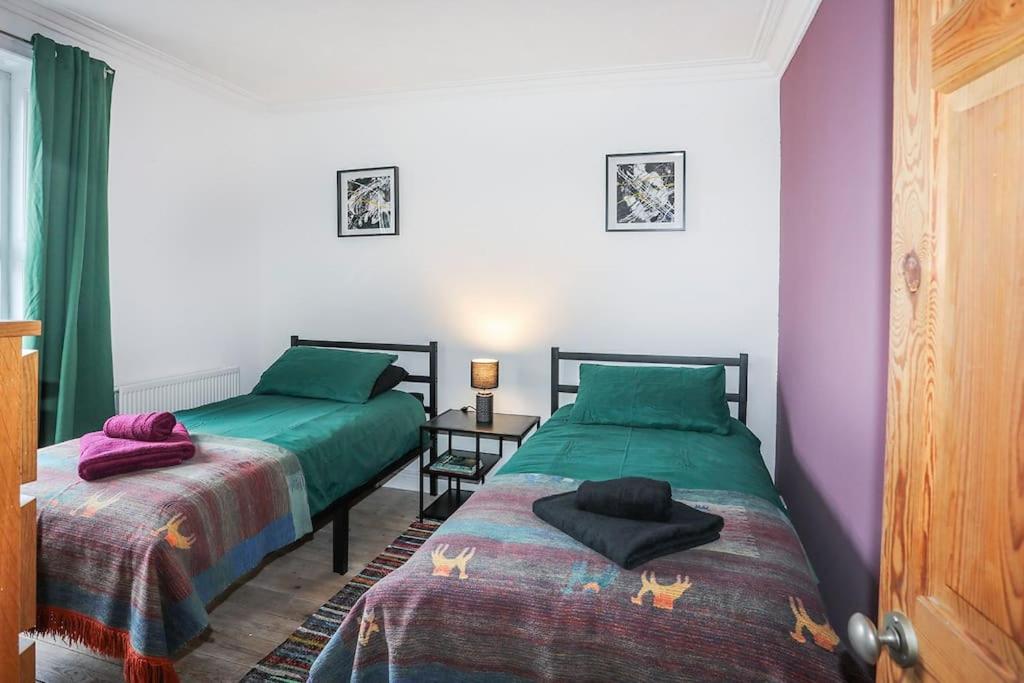 Beautiful Victorian home with private pet-friendly garden sleeps 6 - B&B Holyhead