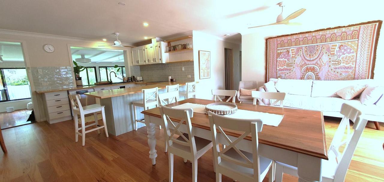 Gold Coast Family Retreat, beach 1 and half kms, shops, full home - B&B