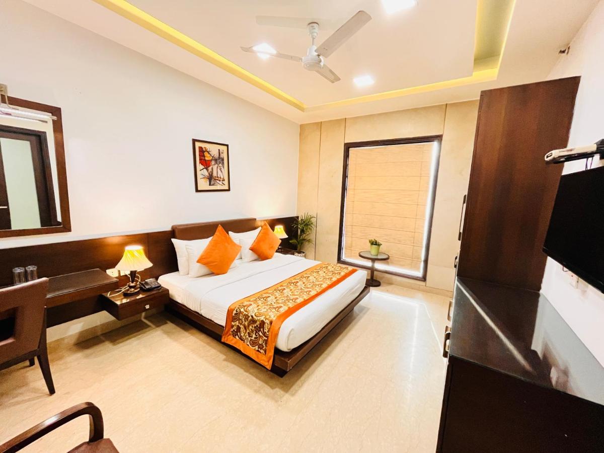 B&B Nuova Delhi - Hotel Lavish Inn Rajouri Garden Couple Friendly, New Delhi - Bed and Breakfast Nuova Delhi