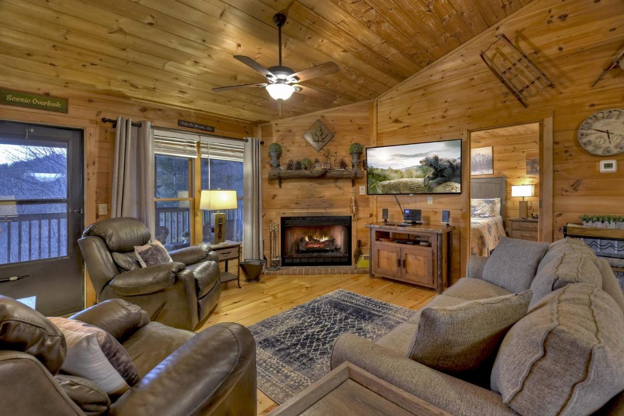 Talking Leaves Hot tub firepit and comfy king beds - B&B