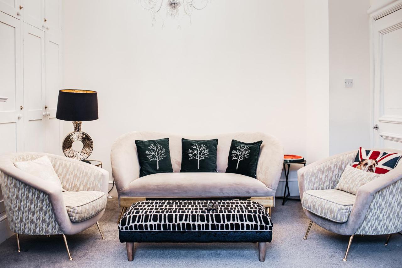 B&B Windsor - Central Windsor Spacious Three Double BedRooms, Two Living Room, Kitchen Entire Apartment over three floors Steps from Windsor Castle, station, long walk and restaurants Royal Residence Retreat Windsor - Bed and Breakfast Windsor