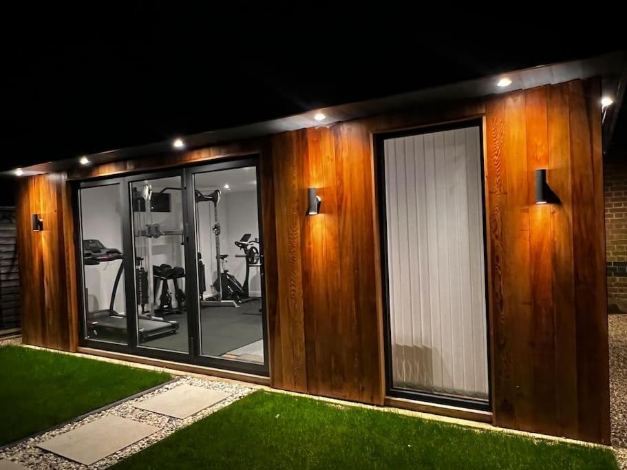 Charming Family Home with Gym - Chambres d’hôtes