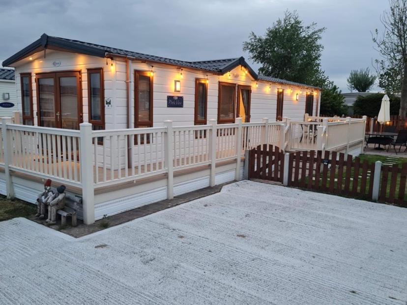 2 Bed Lodge Style Caravan with Hot Tub & Private Garden at Patrington Haven Leisure Park - Ferienwohnung