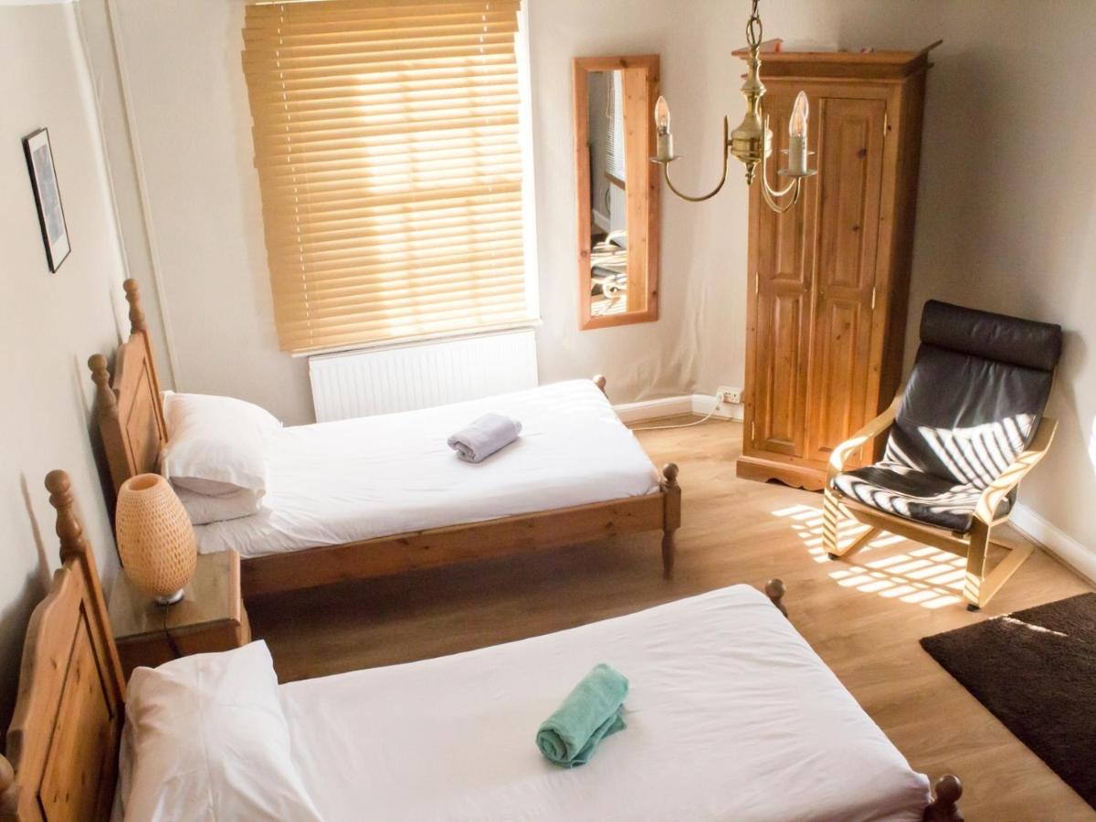 Camera Doppia con Letti Singoli e Bagno in Comune