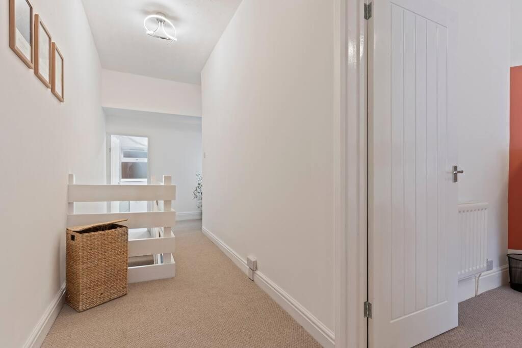 Elton House - Prime Location - Free Parking, Fast WiFi and Smart TV by Yoko Property - Chambres d'hôtes Redcar
