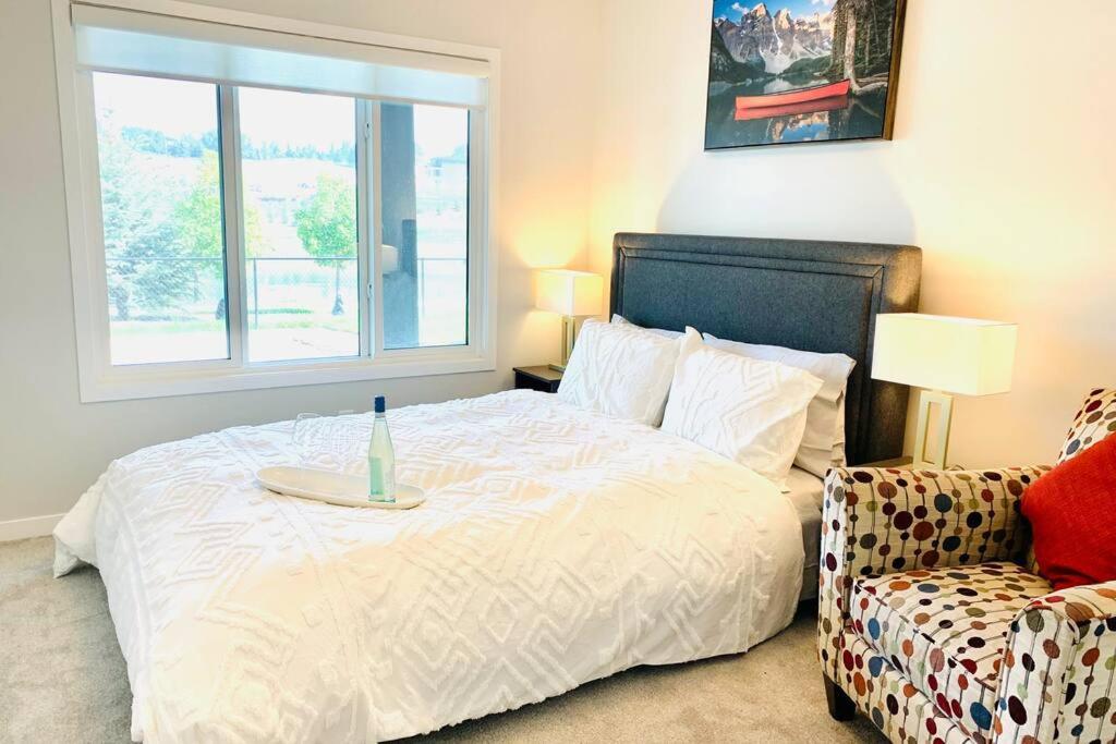 B&B Calgary - Private Entire Waterfront Guest Suite, close to Banff, Canmore & Kananaskis - Bed and Breakfast Calgary