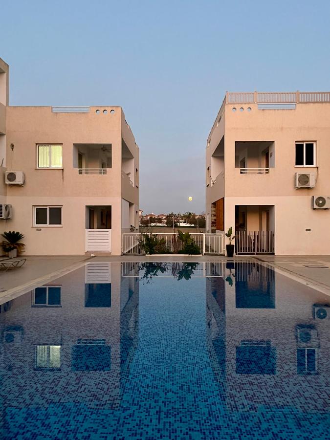 Creative 1br Pool view Apt with covered parking - B&B
