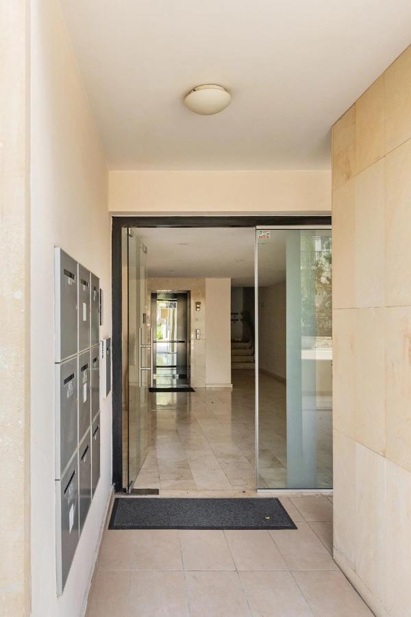 Warm Residence in the heart of the City Center - Balcony & view - Chambres d'hôtes Nicosie