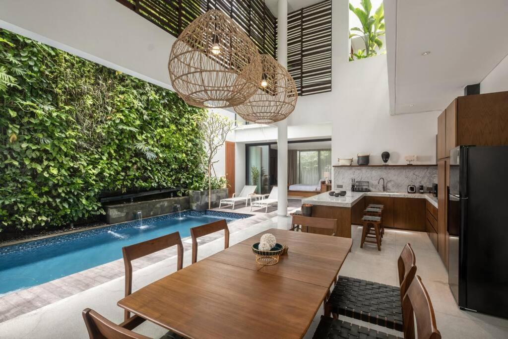 Villa Talisman - Stylish Canggu with Rooftop Villa 5 mins to Beach - B&B Canggu