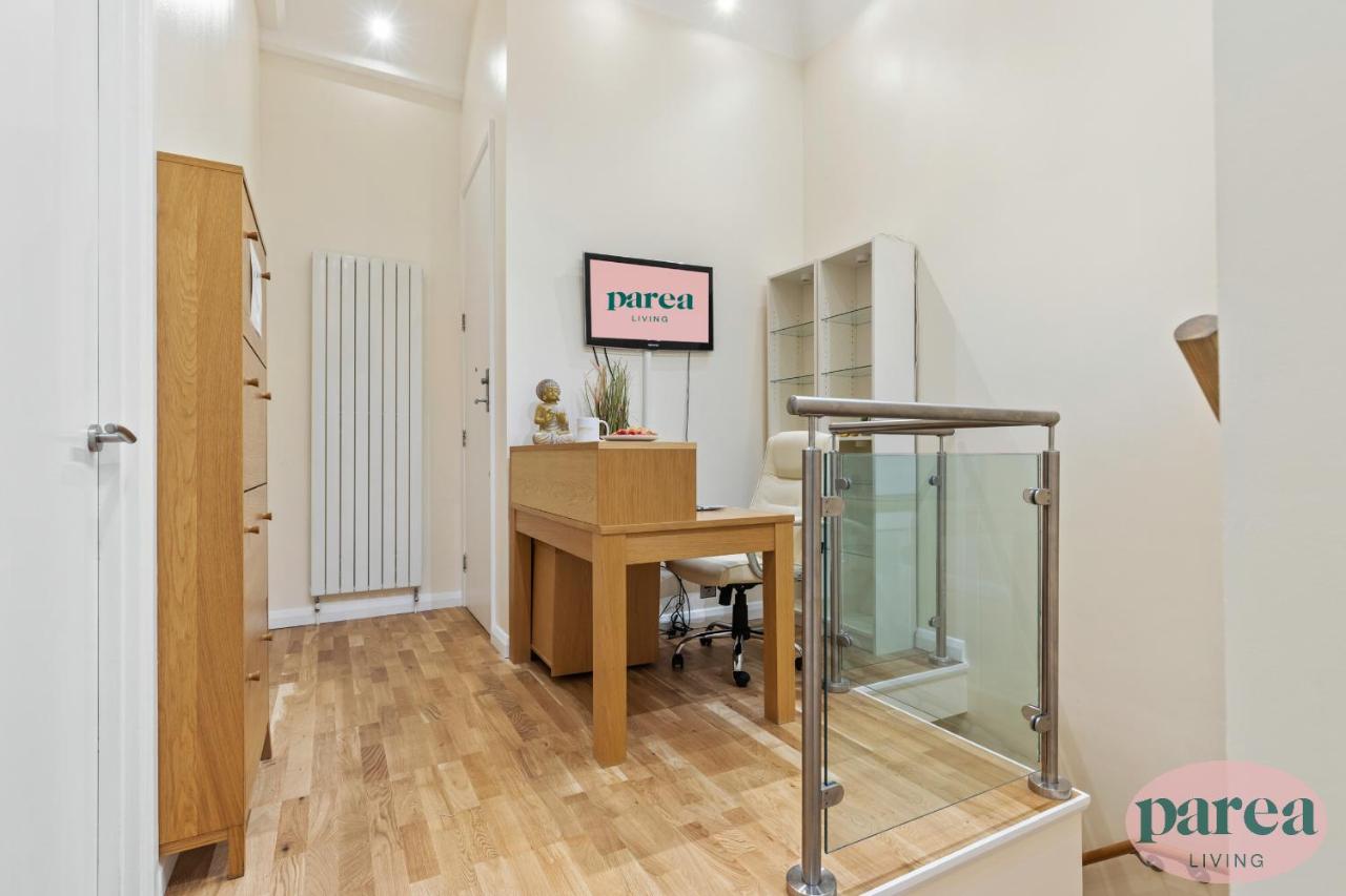 Parea Living - Canary Wharf, Secluded Luxury Flat w Free Parking & Remote Working - Chambres d'hôtes Londres