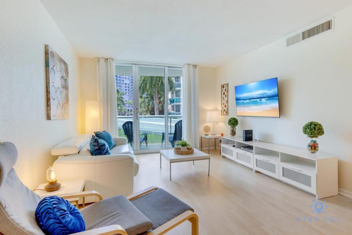 Paradise Retreat, Near Beach, Casino, and More - B&B Hollywood
