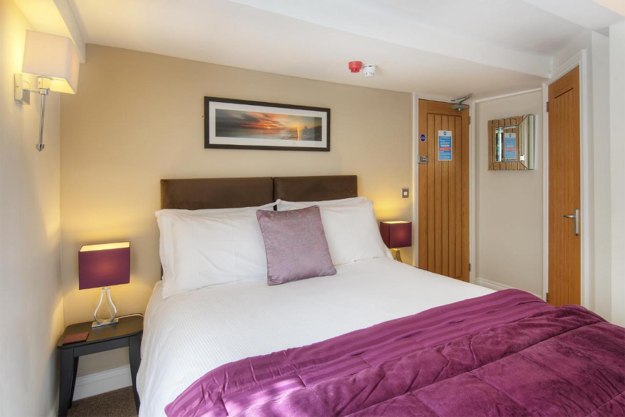 Room 2 - Standard Kind Ensuite with Shower