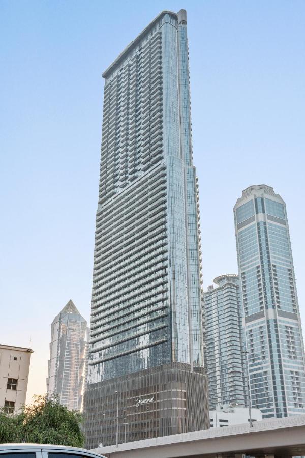 Super High Infinity Pool and amazing Burj Khalifa View 3 Bedroom apartment in Paramount Hotel Midtown - B&B