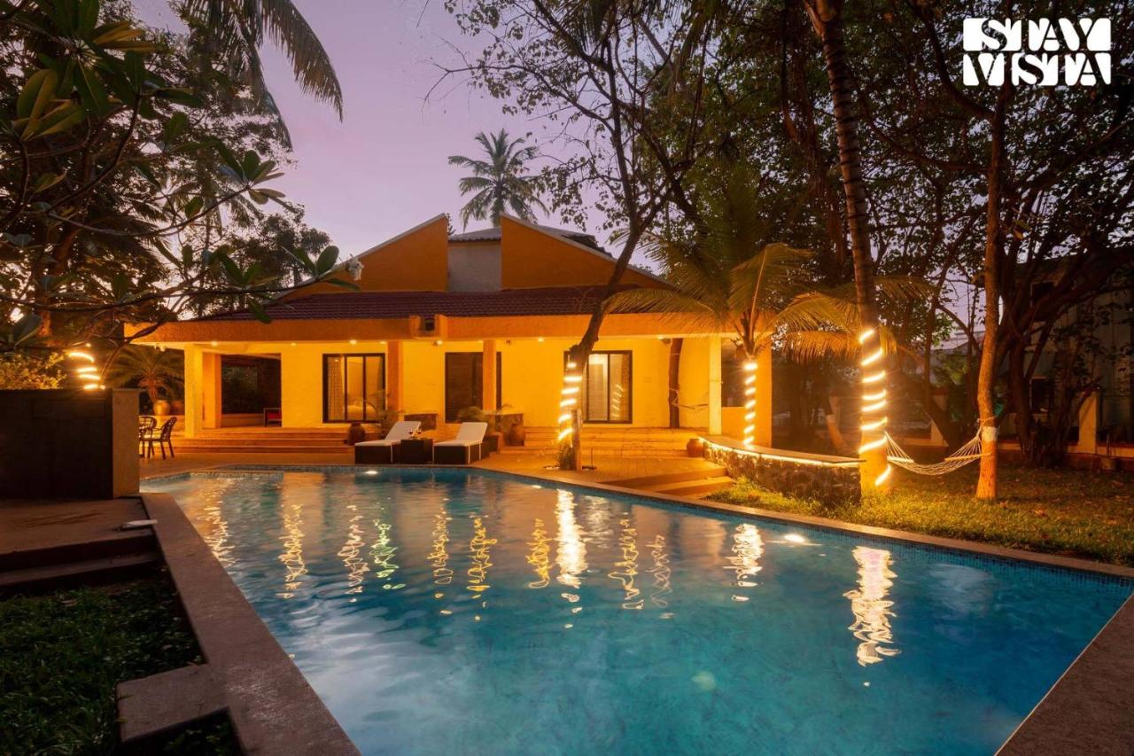 B&B Alibag - Eden's Estate by StayVista - Featuring cozy rooms with a private pool, and modern interiors for a delightful stay - Bed and Breakfast Alibag