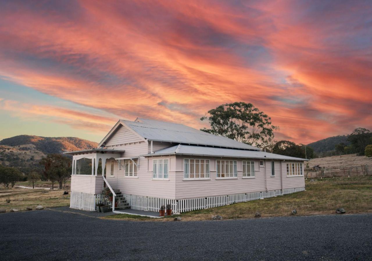 B&B Tenterfield - Pretty Pink Queenslander with Magnificent Mountain Views - Bed and Breakfast Tenterfield