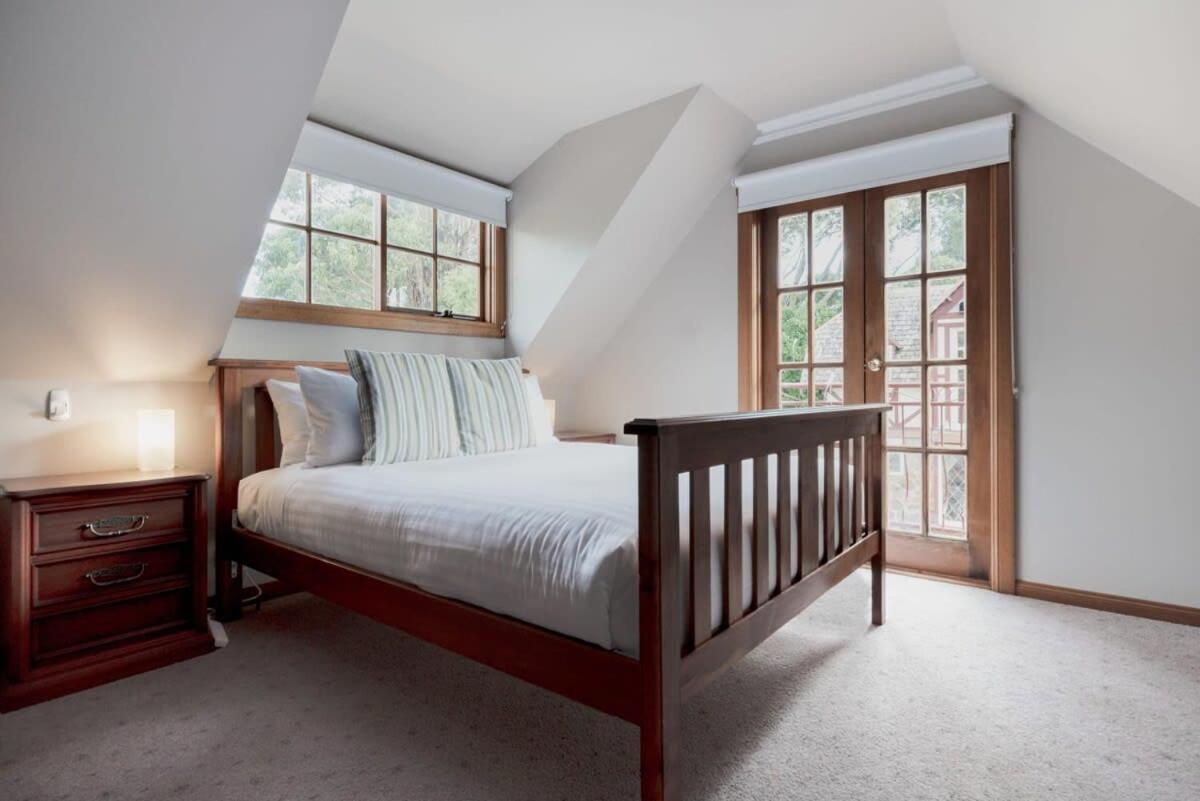 Gracelands Swiss Inspired Home with Gorgeous Grounds - B&B