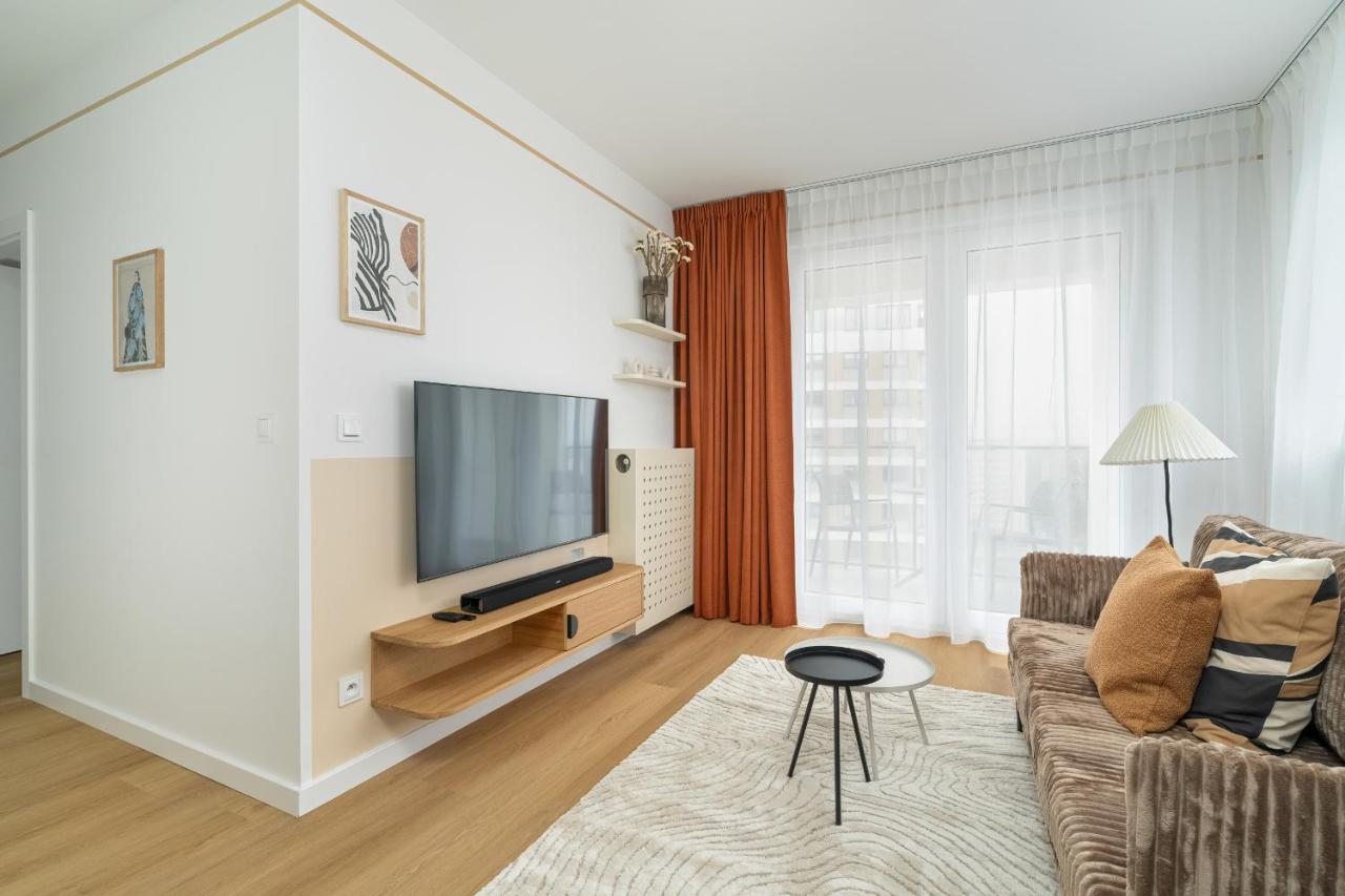 B&B Poznań - Unique 2-Bedroom Apartment on the 10th Floor with FREE GARAGE Poznań by Renters - Bed and Breakfast Poznań
