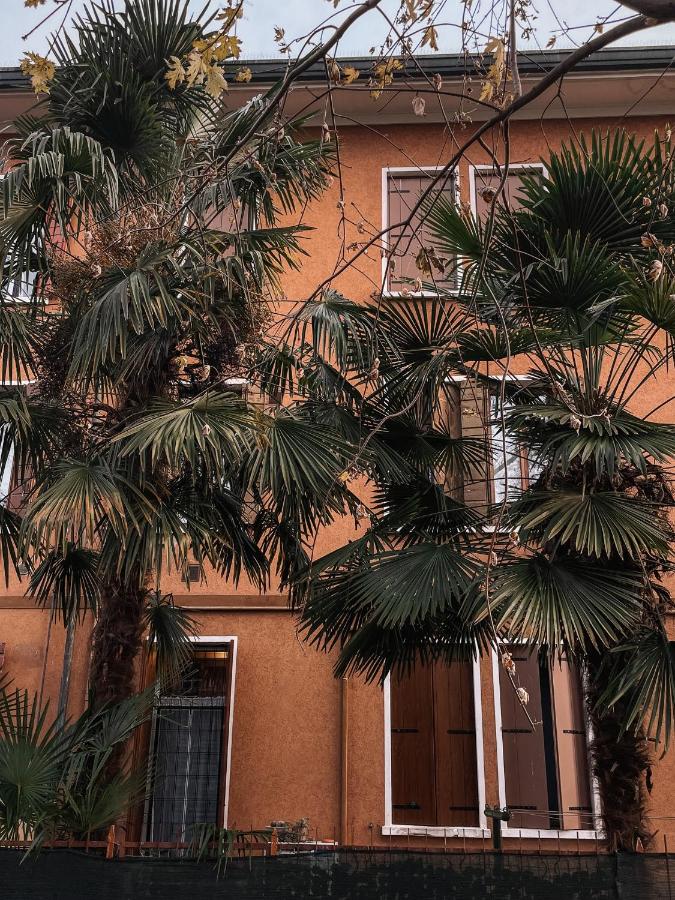 Entire Industrial Flat Venice with Patio - Free Parking - Chambres d’hôtes Mestre