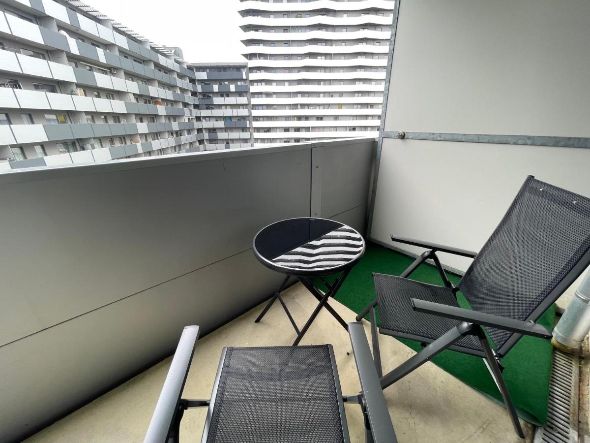 B&B Vienna - Spacious 1BR Apartment with Balcony above Citygate Shopping Complex with Metro Access - Bed and Breakfast Vienna