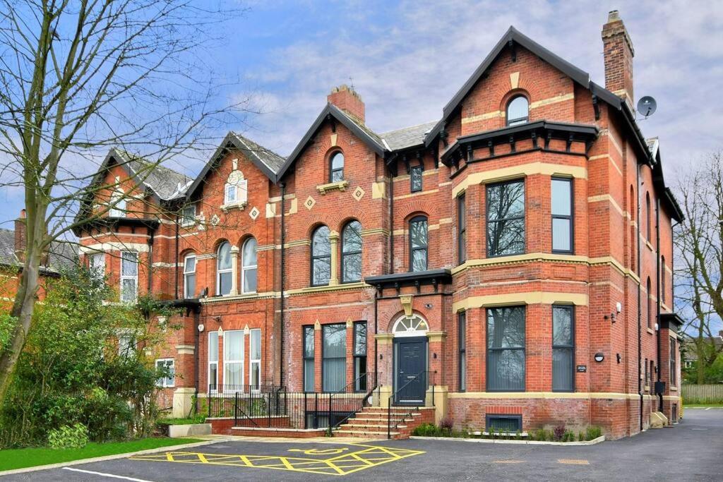 FREE PARKING - Stunning 2-BR near Salford Royal - B&B Manchester