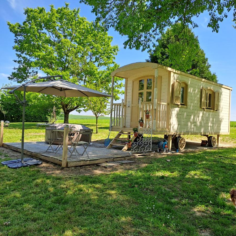 B&B Montignac-de-Lauzun - Roulotte cosy avec jacuzzi dans parc château - Bed and Breakfast Montignac-de-Lauzun