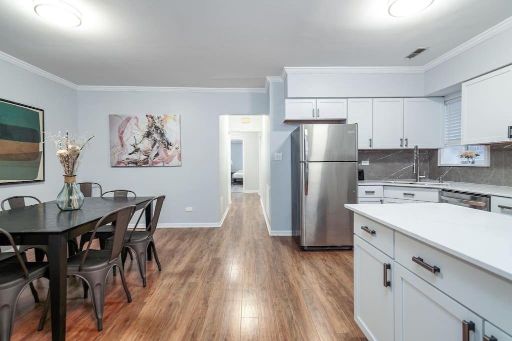 B&B Chicago - Beautiful Remodeled Penthouse Unit in Old Town - Bed and Breakfast Chicago