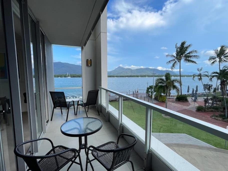 B&B Cairns - Stunning Water View Apartment - Pool, Gym, Sauna. - Bed and Breakfast Cairns