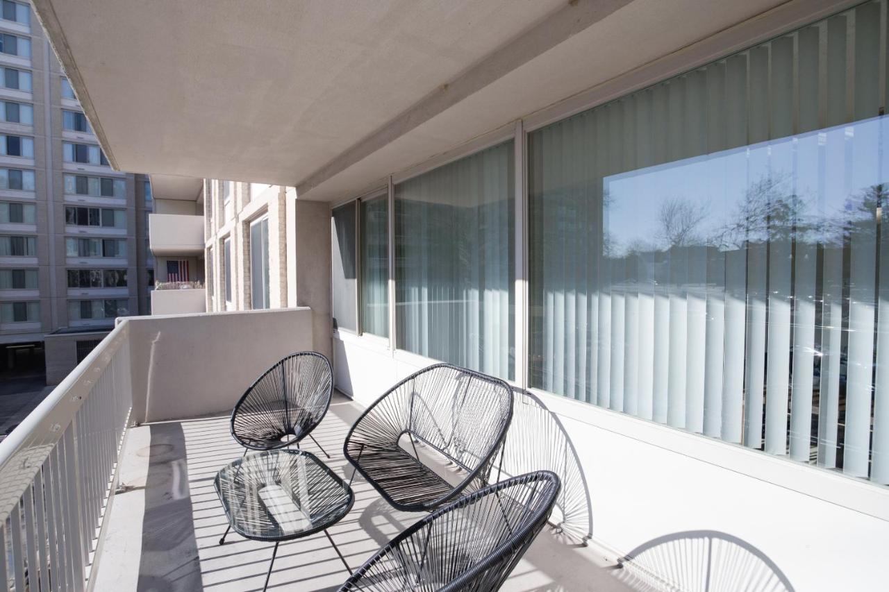 Spacious 2 Bedrooms Apt @Crystal City With Gym - B&B