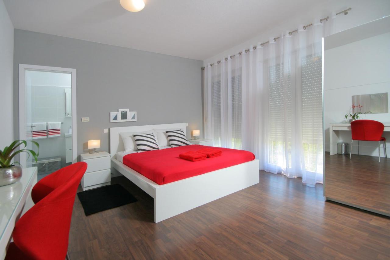 Deluxe Double Room with Side Sea View