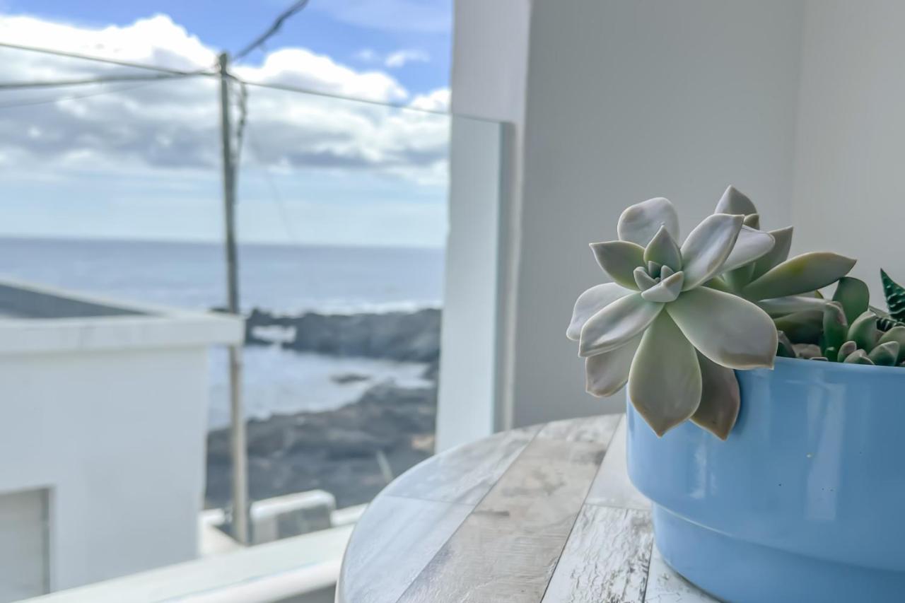 Casa Burgao 2 on the front line with seaview terrace - Chambres d’hôtes Punta de Mujeres