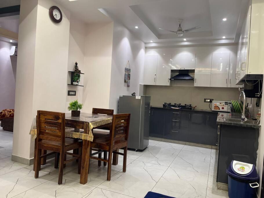 Luxury Home 2BHK 3AC 3Double Beds Terrace View Lift Kitchen Tapovan - Ferienwohnung