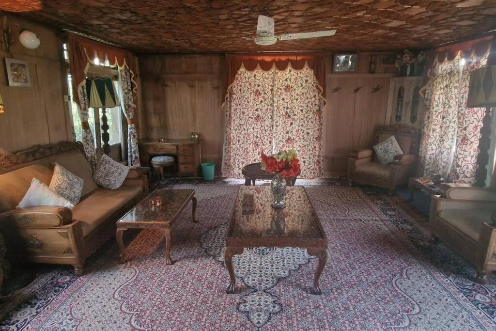 B&B Srinagar - Queens Lakehouse - Bed and Breakfast Srinagar