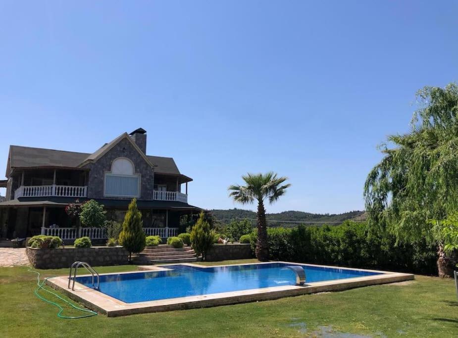 Muhteşem Havuzlu Villa - B&B