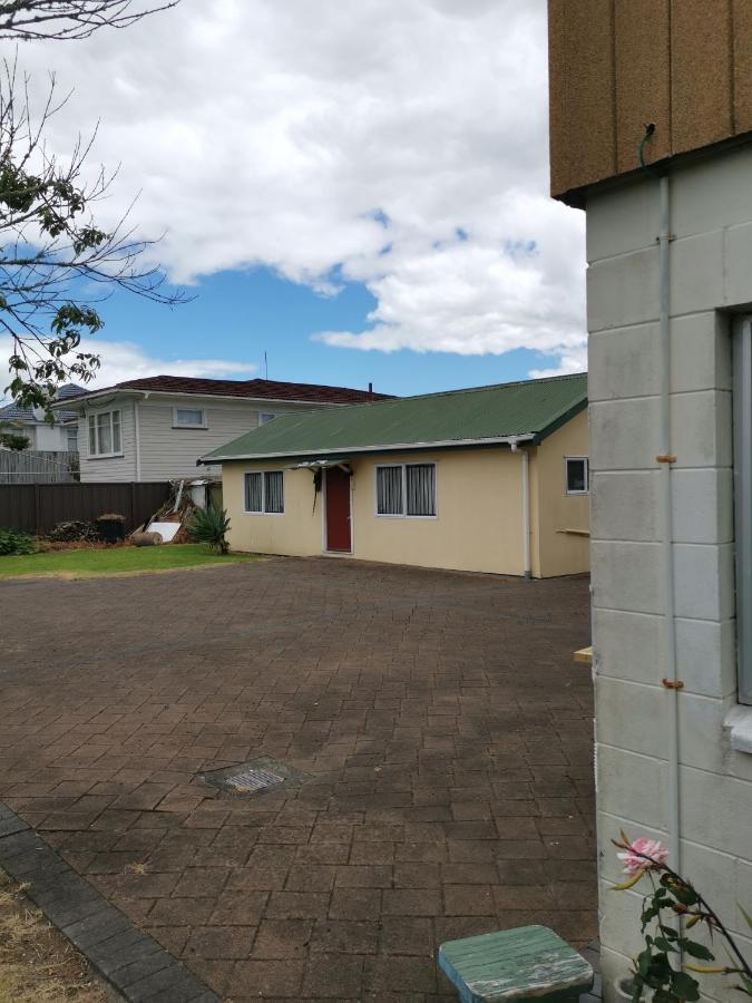 Warm little house at Wesley - B&B Auckland