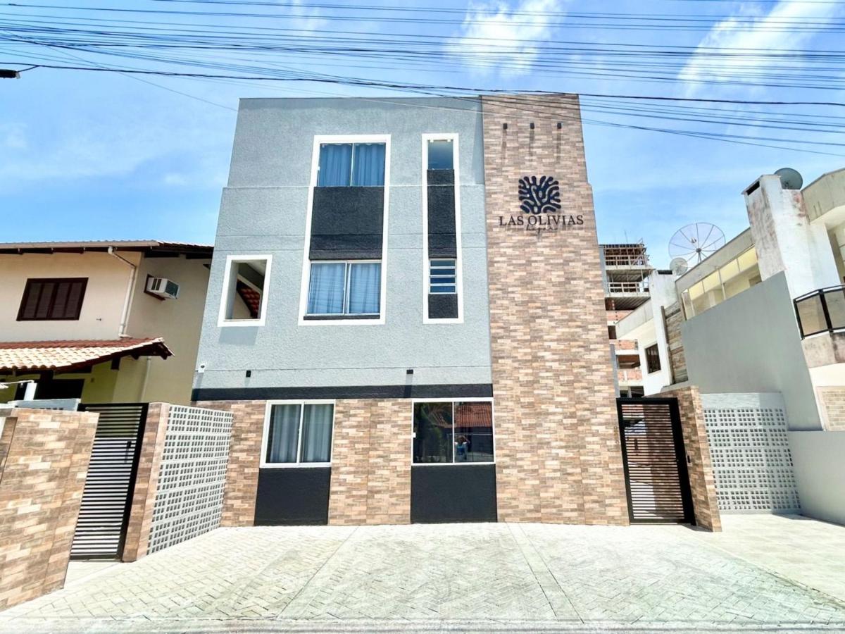 006 - Apto com 2 dormitórios na praia de Bombas - B&B