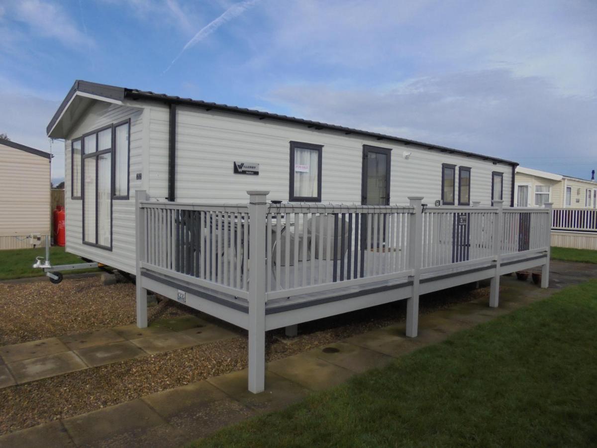 Kings: Malton:- 6 Berth, Central Heated, Enclosed Veranda - B&B