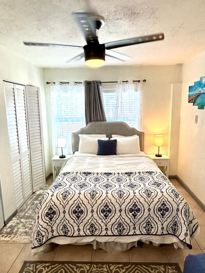 B&B North Palm Beach - (B) Casa Azul. Minutes from the Beach & Mall - Bed and Breakfast North Palm Beach