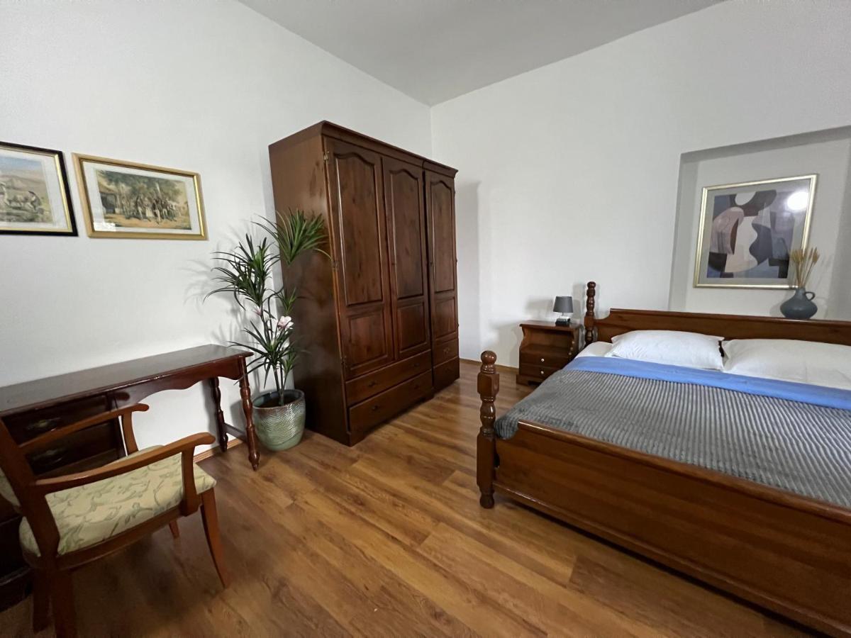 Appartamento con 2 Camere da Letto e Terrazza 