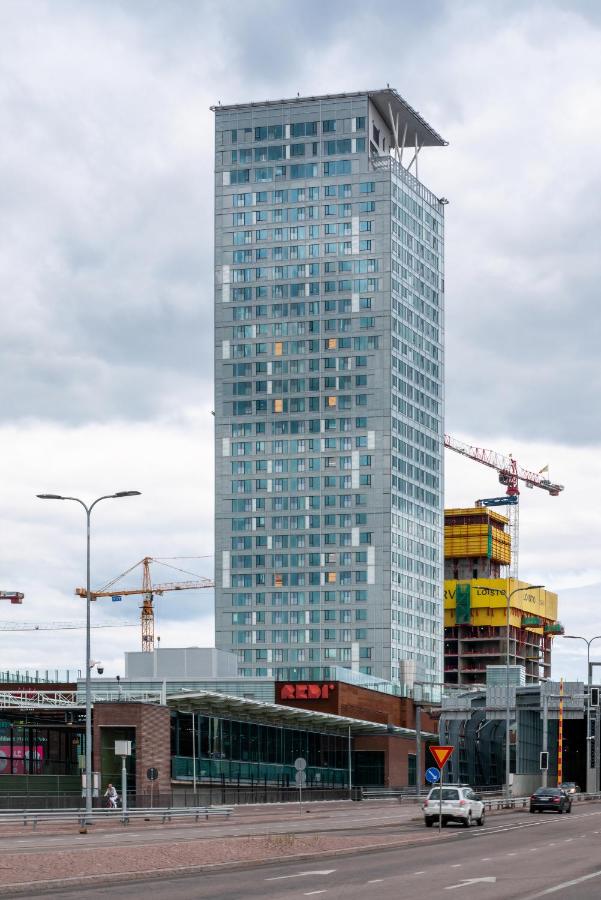 18th Floor Helsinki High Point 1 BDR Apartment with City View - Free Garage Parking - Chambres d’hôtes